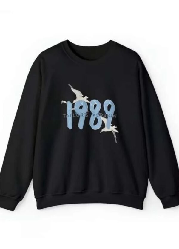 taylor-swift-black-sweatshirt.jpg