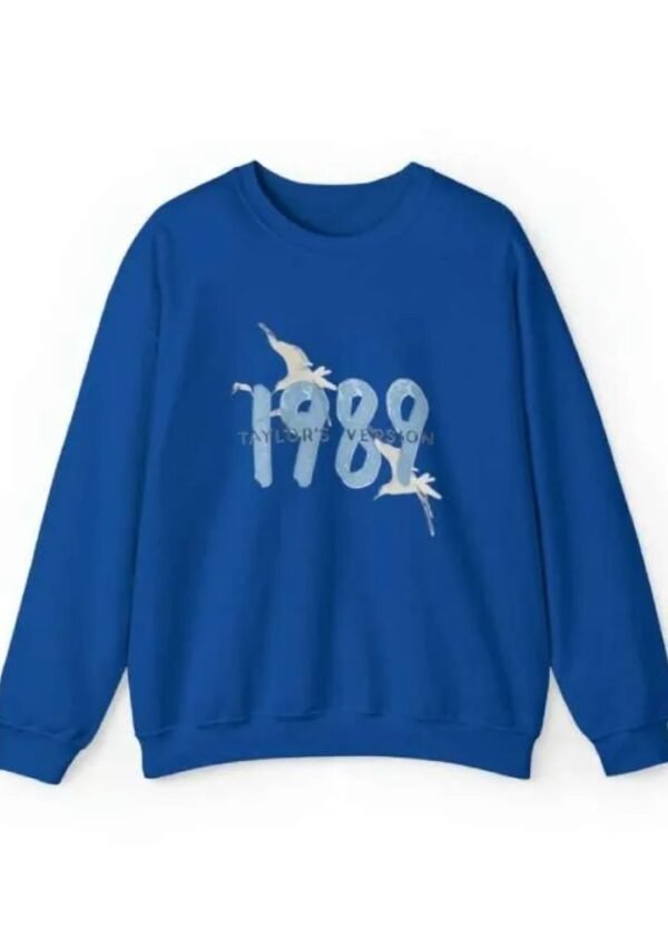 taylor-swift-blue-sweatshirt.jpg