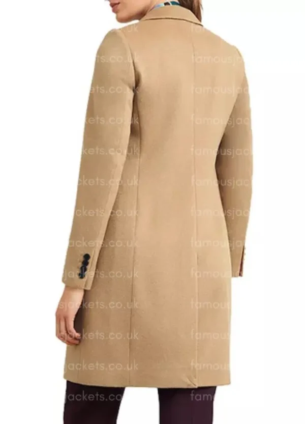elizabeth-tulloch-superman-lois-coat.webp