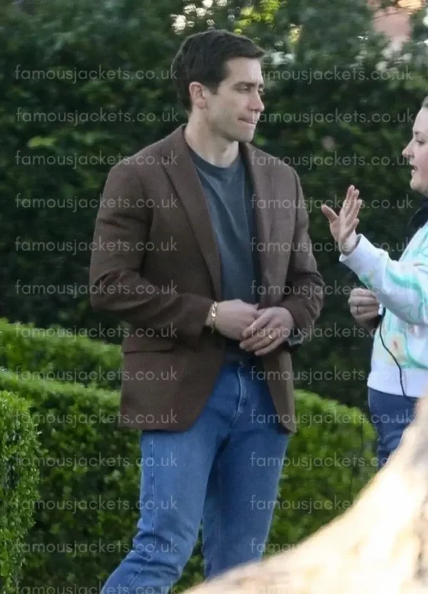 jake-gyllenhaal-brown-blazer.webp